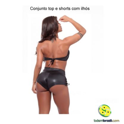 Conjunto top e shorts com ilhós