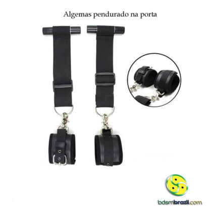 Algemas pendurado na porta